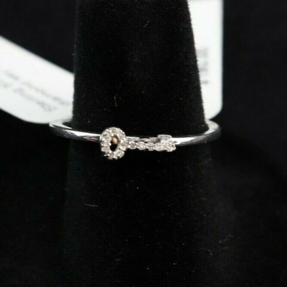 Macy's Jewelry - Sterling Silver, Diamon Key, Ring - H/I Size 7